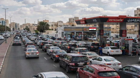 طوابير البنزين تعود إلى بغداد.. شحنات من الإمارات ودول الجوار لسد النقص