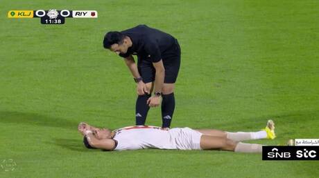 ضربة لمنتخب مصر ونادي الرياض.. تريزيغيه يغادر مباراة الخليج باكيا (فيديو)