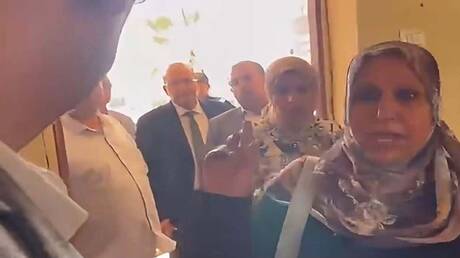 مديرة مدرسة مصرية تحرج مسؤولا.. ومطالب بتكريمها من الدولة