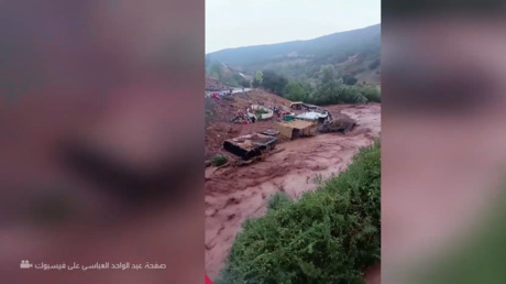 سيول جارفة تجتاح عيون أم الربيع في المغرب وتدمر محال متاخمة للمجرى