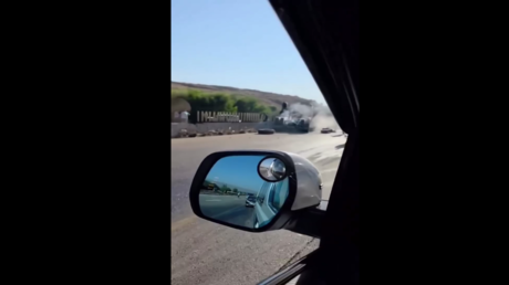 قتيل وإصابات في حادث سير جراء انقلاب صهريج نفط على طريق حمص–طرطوس بسوريا (فيديو)