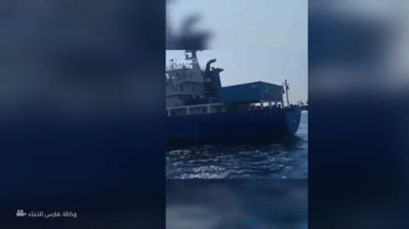 مشاهد لسفينة إيرانية في مضيق هرمز بعد تعرضها لاستهداف أسفر عن مقتل شخص وإصابة آخرين