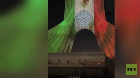 إيران.. برج آزادي في طهران يتزين بألوان علم المكسيك احتفالا بعيد استقلالها