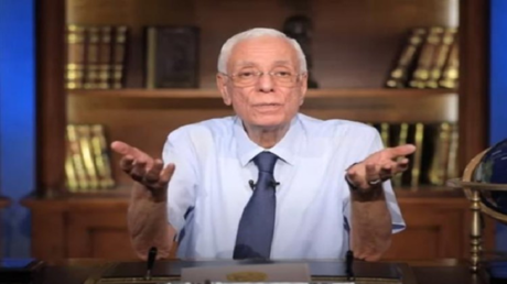 "60 سنة لسه عيل".. طبيب مصري شهير يدعو لرفع سن المعاش 