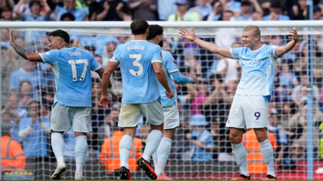 مانشستر سيتي يحقق فوزا مثيرا على سندرلاند وينفرد بصدارة الدوري الإنجليزي