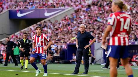 دهس شعار أتلتيكو مدريد.. مورينيو يثير الجدل بعد ديربي العاصمة (فيديو)
