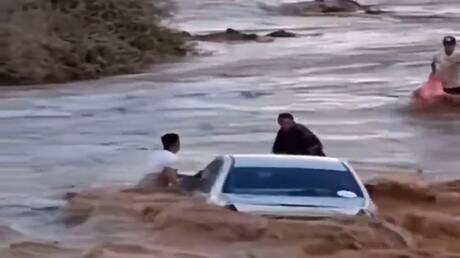 ليلة عصيبة في ليبيا.. سيول جارفة تجتاح الطرق وتحاصر السكان