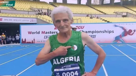 بعمر 92 عاما.. جزائري يخطف الأنظار في بطولة العالم