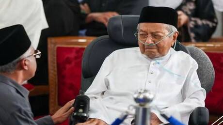 على كرسي متحرك... مهاتير محمد يودّع رفيقة 70 عاما