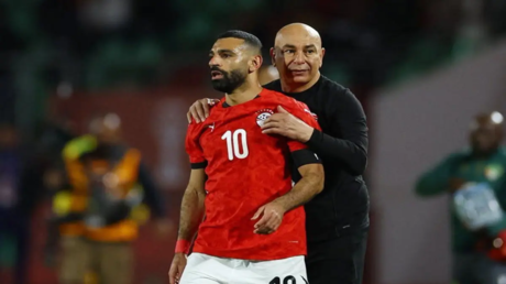 تحركات عاجلة لتهدئة الأجواء بين محمد صلاح والجهاز الفني لمنتخب مصر