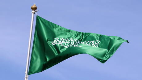 مسؤول سعودي يعلق على تقارير عقد لقاء بين مسؤولين سعوديين وإسرائيليين