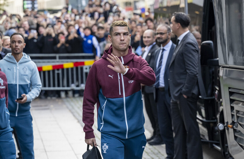 يغادر كريستيانو رونالدو وبقية لاعبي المنتخب البرتغالي لكرة القدم فندقهم في مالمو بالسويد، في 28 سبتمبر 2026، متوجهين إلى حصة تدريبية.