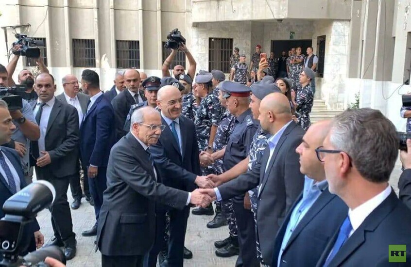 نواف سلام يصافح ضباطا في قوى الأمن في ثكنة النبطية