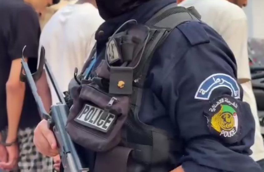 عنصر من الشرطة الجزائرية