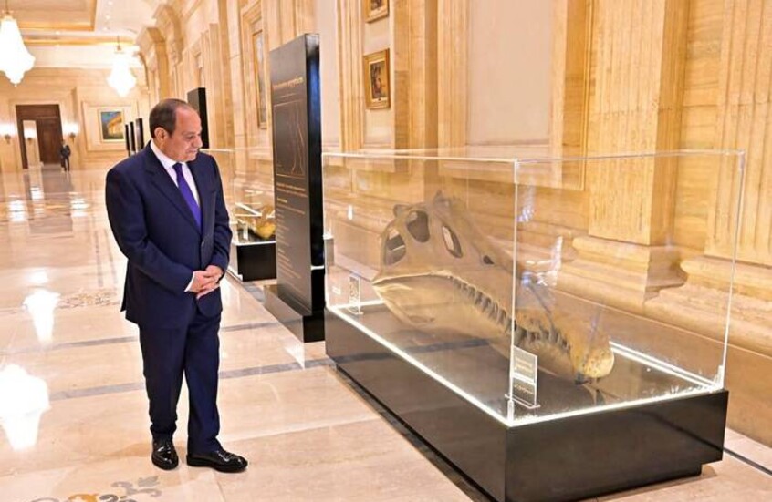 ديناصور "السبينوصور المصري" يلفت نظر السيسي في منتدى مصر للتعدين