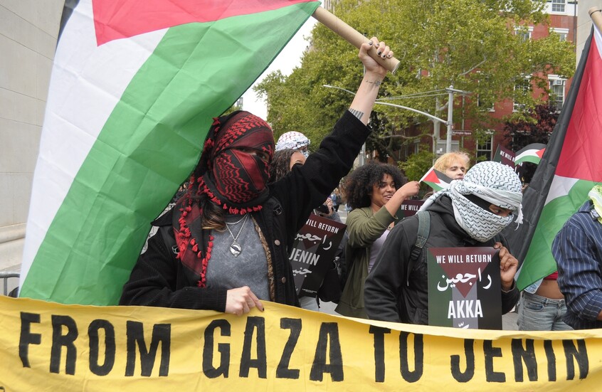 مؤيدون لفلسطين يحملون أعلام ولافتات