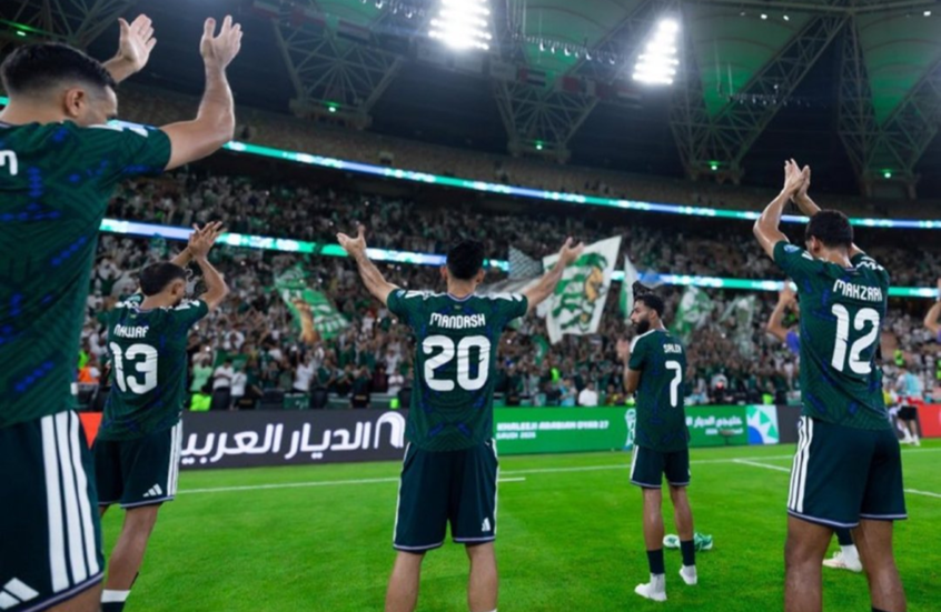 لاعبو السعودية يحتفلون بالتأهل إلى نهائي خليجي 27