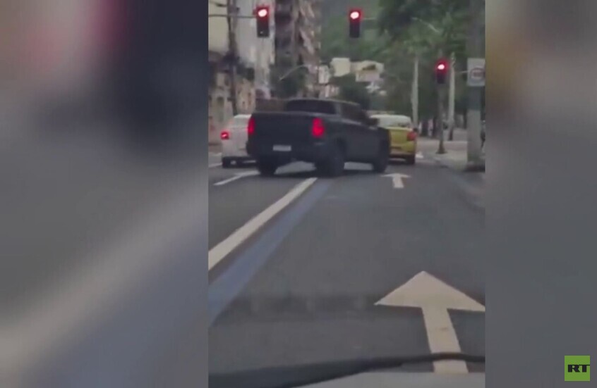 البرازيل.. سرقة سيارة تحت تهديد السلاح في مدينة ريو دي جانيرو