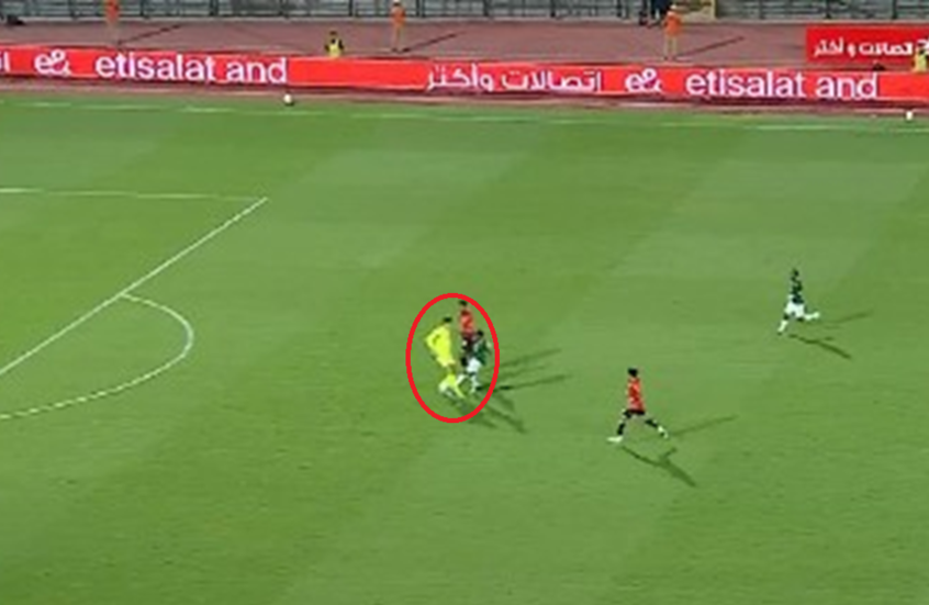 مصطفى شوبير يحاول قطع الكرة من مهاجم جنوب إفريقيا