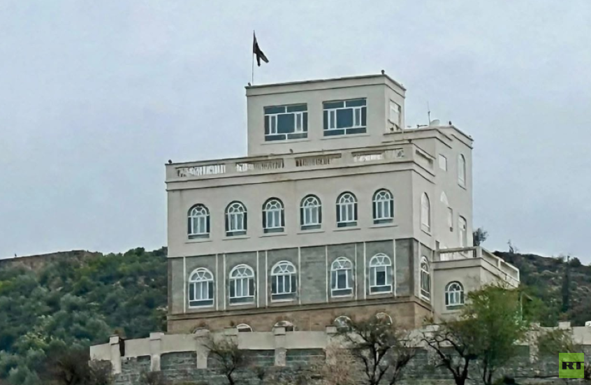 إعلام يمني: الحوثيون يسيطرون على منزل العليمي في مديرية المواسط التابعة لمحافظة تعز