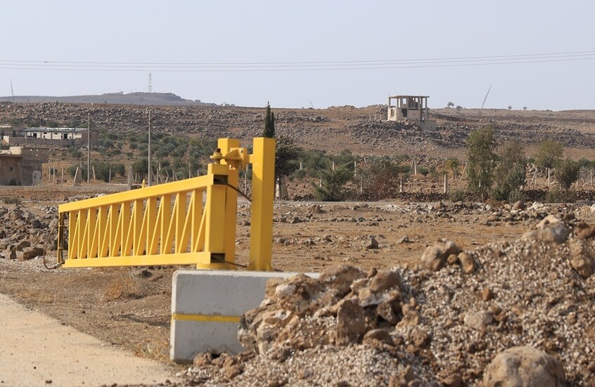 مشهد عام للحواجز الحديدية التي أقامها الجيش الإسرائيلي في ريف محافظة القنيطرة جنوب غربي سوريا بتاريخ 5 نوفمبر 2025
