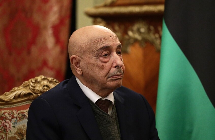 رئيس مجلس النواب في لقطة قريبة جالسا قرب العلم الوطني الليبي