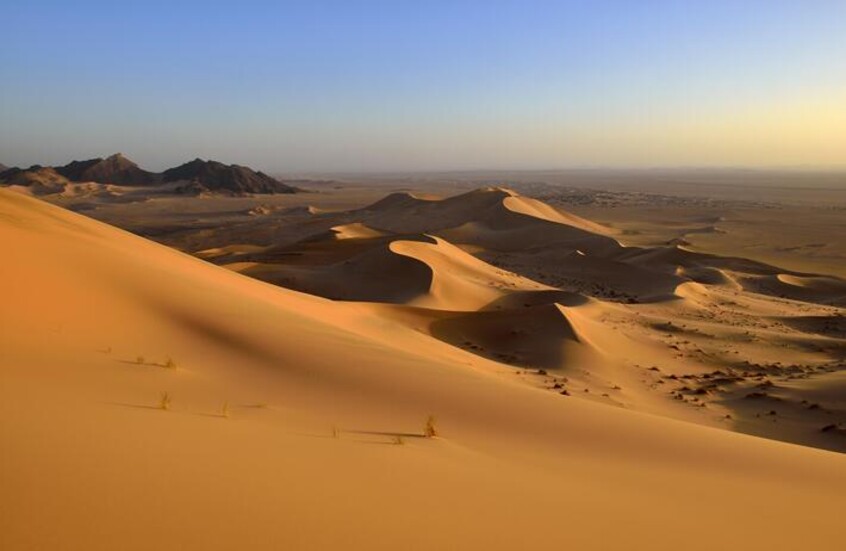 كثبان "تين أبارد" الرملية جبل "تازات" في الصحراء الكبرى في الجزائر