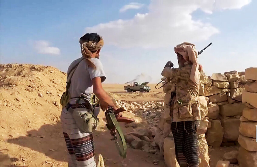 صورة لمقاتلان يمنيان في إحدى الجبهات
