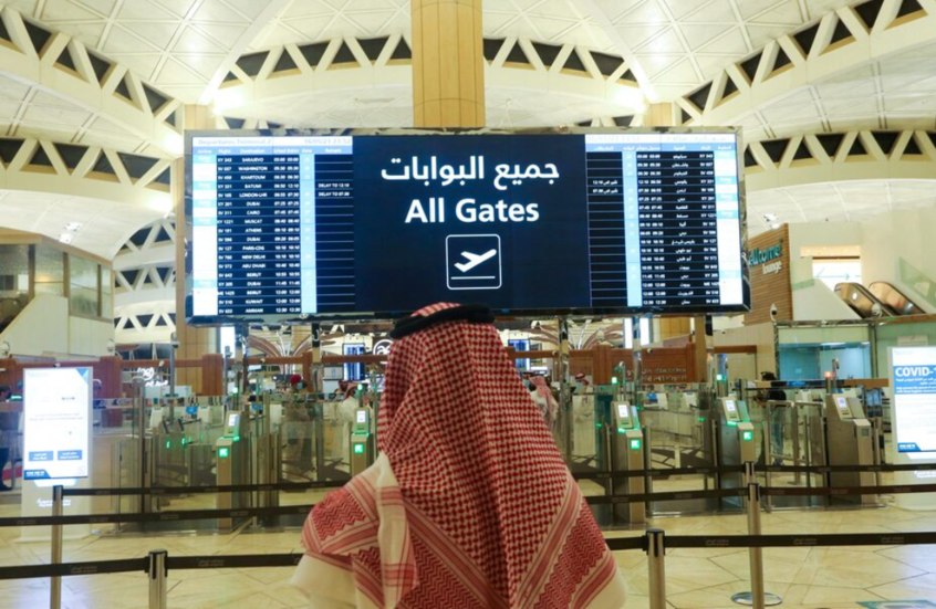 مواطن سعودي في مطار