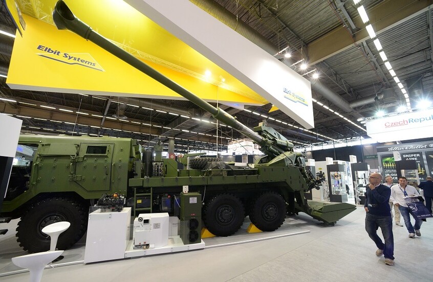 مركبة تابعة لشركة Elbit Systems في معرض يوروساتوري الدولي للدفاع 2014 في فرنسا