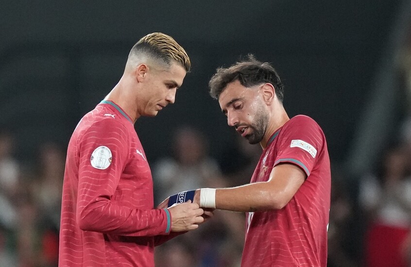 كريستيانو رونالدو يسلم شارة قيادة منتخب البرتغال لزميله برونو فرنانديز