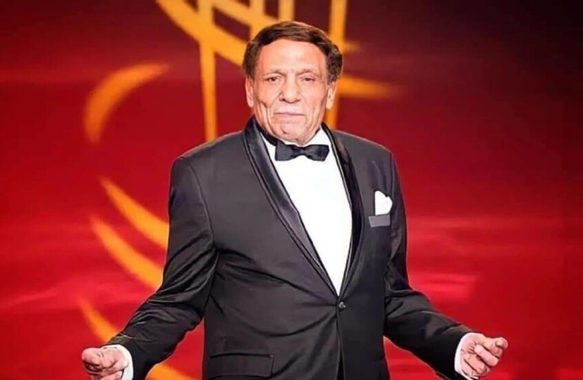 صورة للفنان المصري عادل إمام داخل سيارة يلوح بيده.. ما الحقيقة؟
