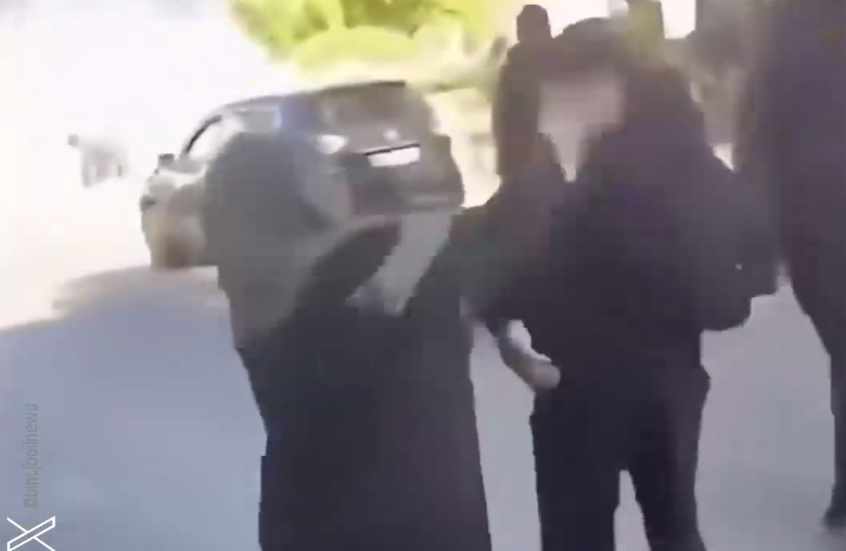 "هيبة الوالدين تكسر التمرد".. لقطات درامية لآباء يجرون أبناءهم بقوة من بؤر الشغب في فرنسا