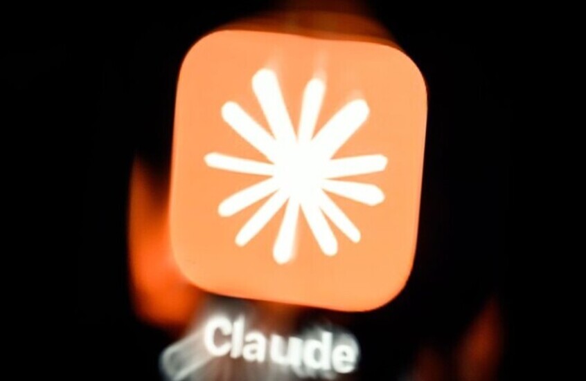 صورة لأيقونة تطبيق الذكاء الاصطناعي Claude من شركة Anthropic معروضة على شاشة رقمية مع خلفية سوداء