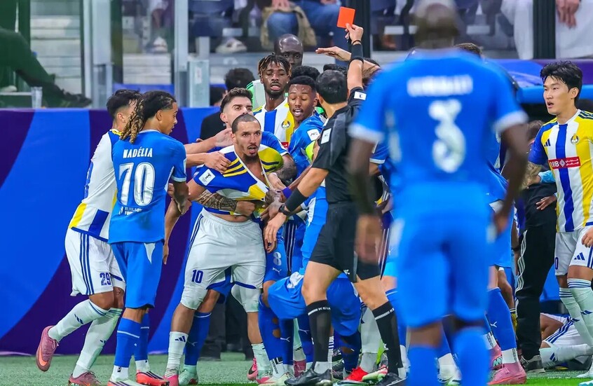 الاتحاد الآسيوي يعاقب ثنائي الهلال والغرافة بعد واقعة الطرد