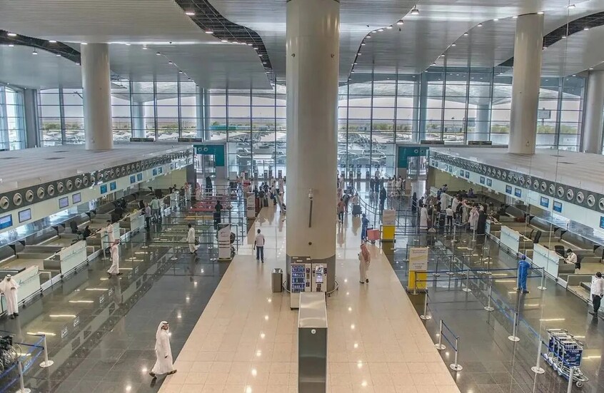 دعا مطار الملك خالد الدولي في الرياض المسافرين إلى التواصل المباشر مع شركات الطيران والتحقق من حالة رحلاتهم قبل التوجه إلى المطار، في ظل التطورات الأمنية التي شهدتها المملكة خلال الأيام الماضية.