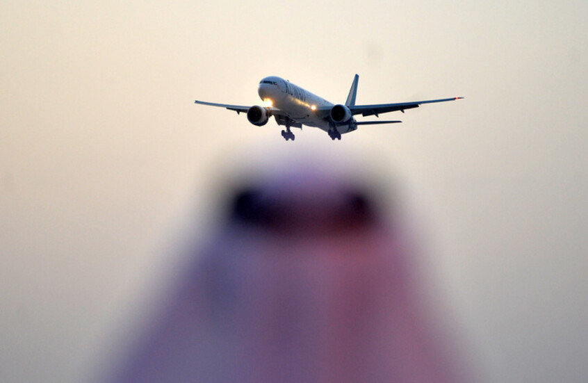 طائرة تقل مواطنين كويتيين تم إجلاؤهم من الخارج تصل إلى مطار الكويت