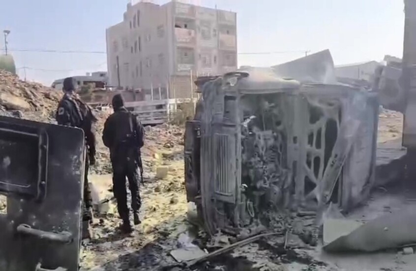 جنود يتولون الحراسة في الموقع عقب هجوم بسيارة مفخخة في عدن باليمن