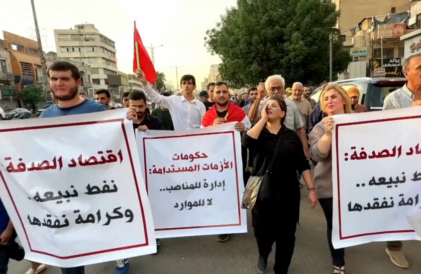 مظاهرات في بغداد ضد قرار الحكومة خفض قيمة العملة