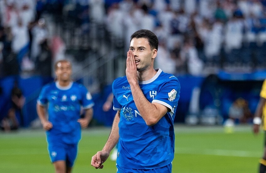 البرازيلي غابرييل مارتينيلي يحتفل بهدفه