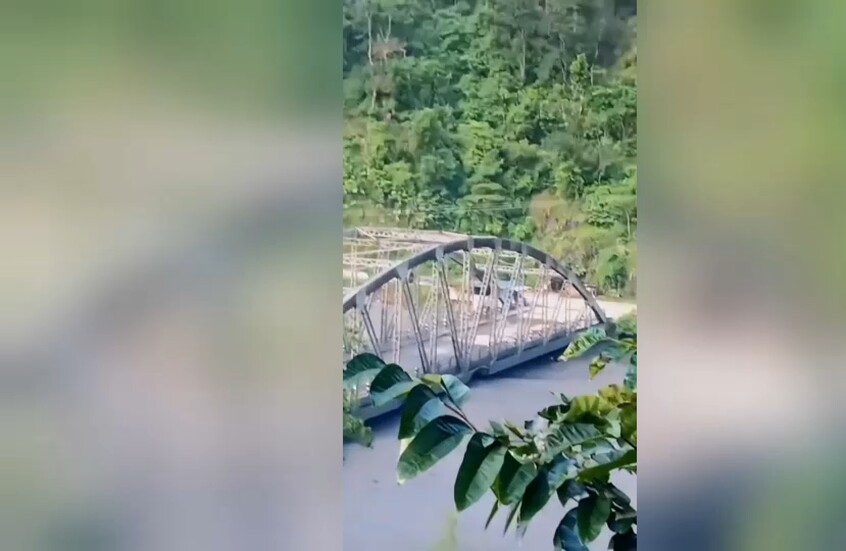 شاهد.. فيضانات جارفة تبتلع جسرا في نيبال