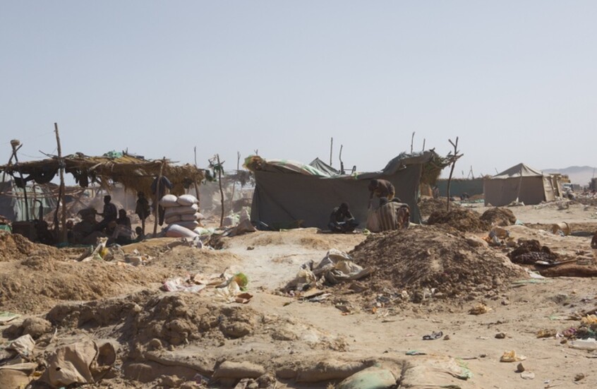 مقتل 13 عاملا في غارة جوية على منجم ذهب قرب الحدود السودانية المصرية