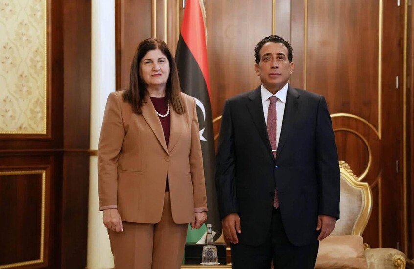 رئيس المجلس الرئاسي الليبي محمد المنفي مع وزيرة الخارجية والمغتربين الفلسطينية فارسين أغابكيان شاهين jpg