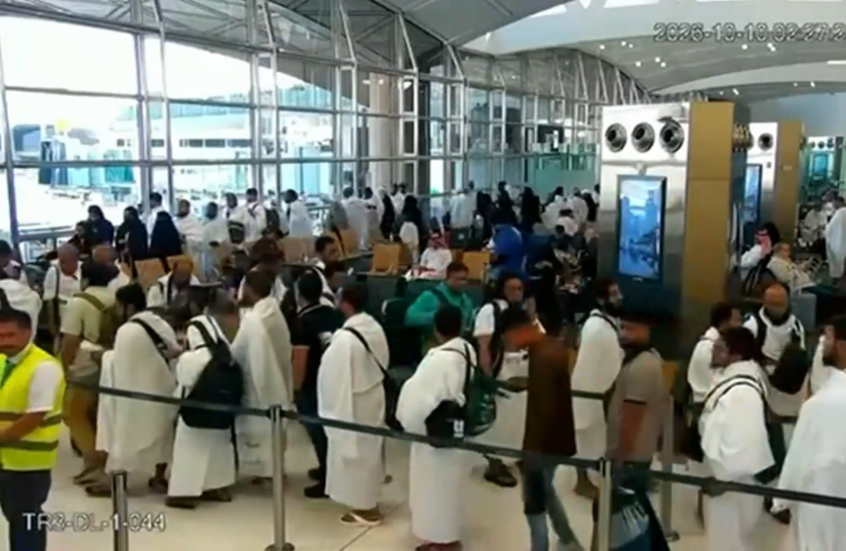 شاهد.. كاميرات داخل مطار الملك خالد في الرياض ترصد لحظة هجوم السبت