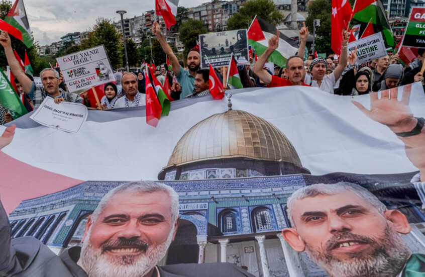 صورة هنية والسنوار في مسيرة فلسطينية