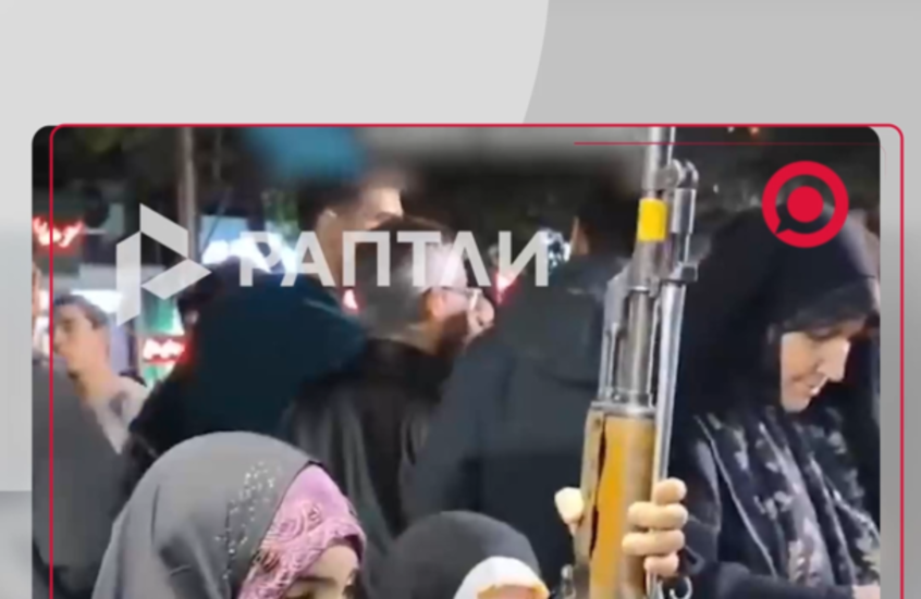 فيديو لطفلة إيرانية تفكك وتعيد تركيب بندقية كلاشنيكوف في 21 ثانية