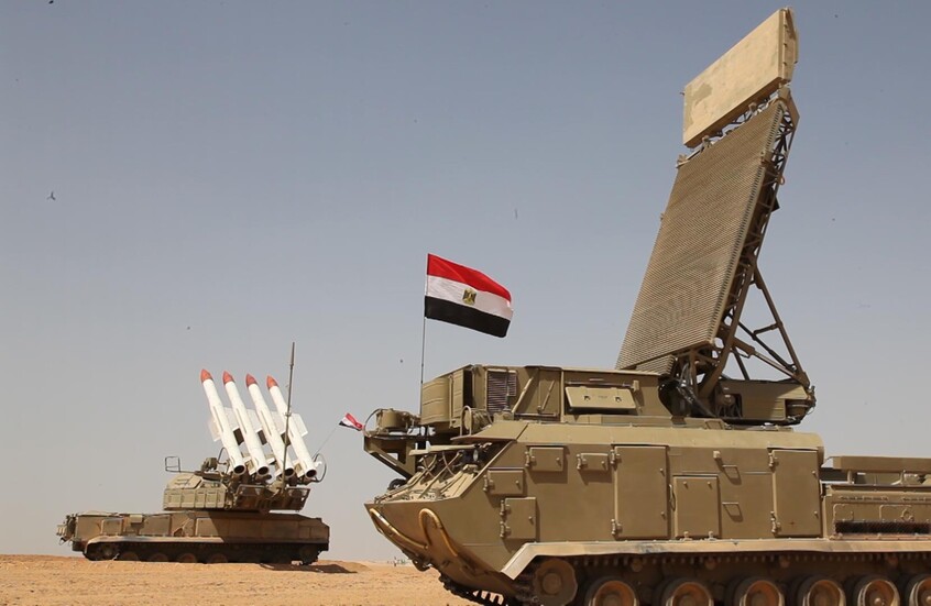 منظومة الدفاع الجوي متوسطة المدى "بوك" وتظهر في الصورة عربة الرادار والقيادة بجانب عربة إطلاق الصواريخ المزودة بالعلم المصري