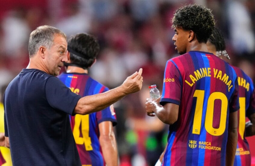 الألماني هانز فليك المدير الفني لبرشلونة يوجه ملاحظات لنجمه الشاب لامين جمال