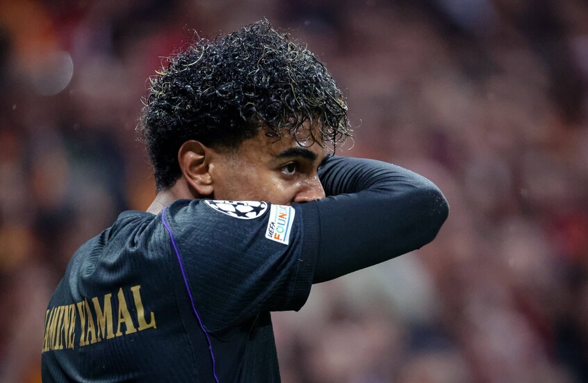 لامين جمال لاعب نادي برشلونة يظهر خلال المباراة التي جمعت بين غلطة سراي وبرشلونة ضمن الجولة الثانية من مرحلة الدوري في بطولة دوري أبطال أوروبا لموسم 2026-2027 وذلك في مجمع "علي سامي ين" الرياضي بمدينة إسطنبول التركية