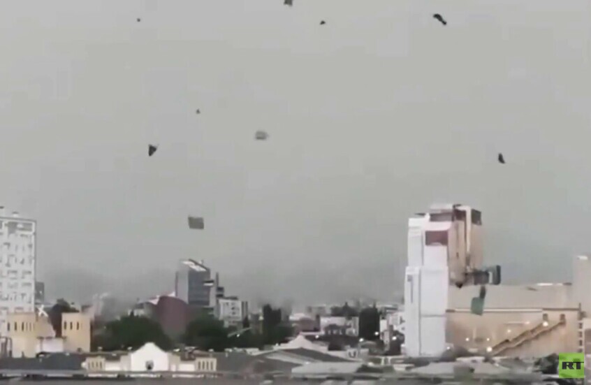 مشاهد لدمار وتطاير الأسطح جراء إعصار نادر يضرب العاصمة التشيلية